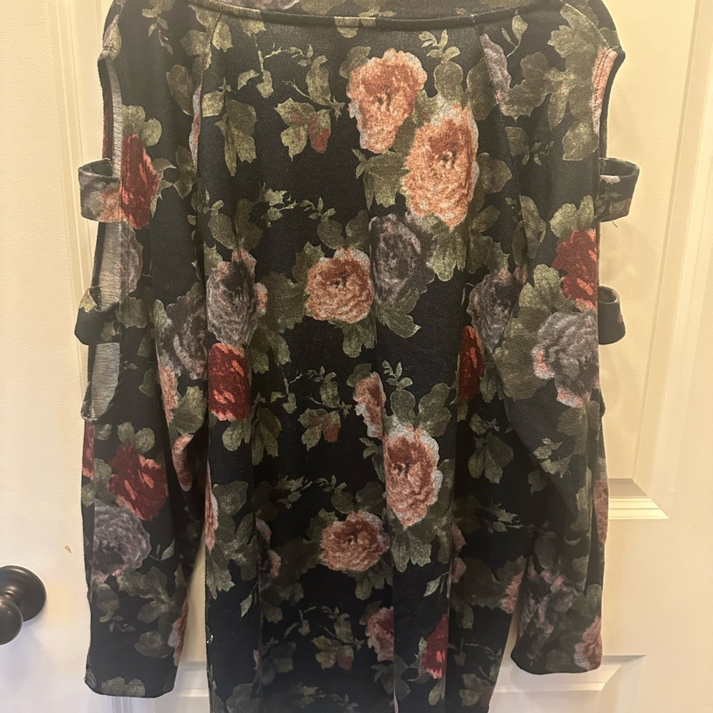 2x Floral Women's Sweater with cut out sleeves